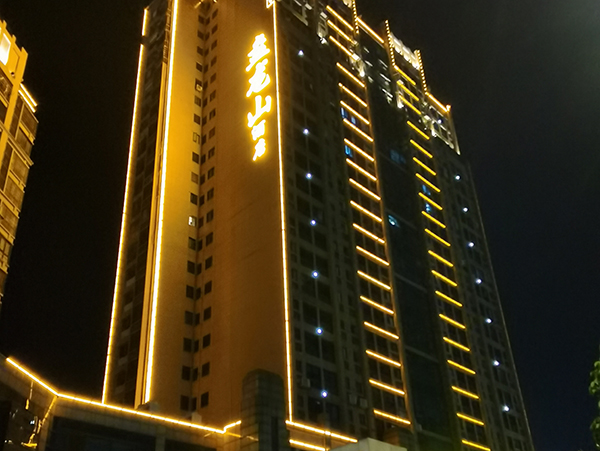 宇泉投光燈：光芒匯聚，萬千華彩